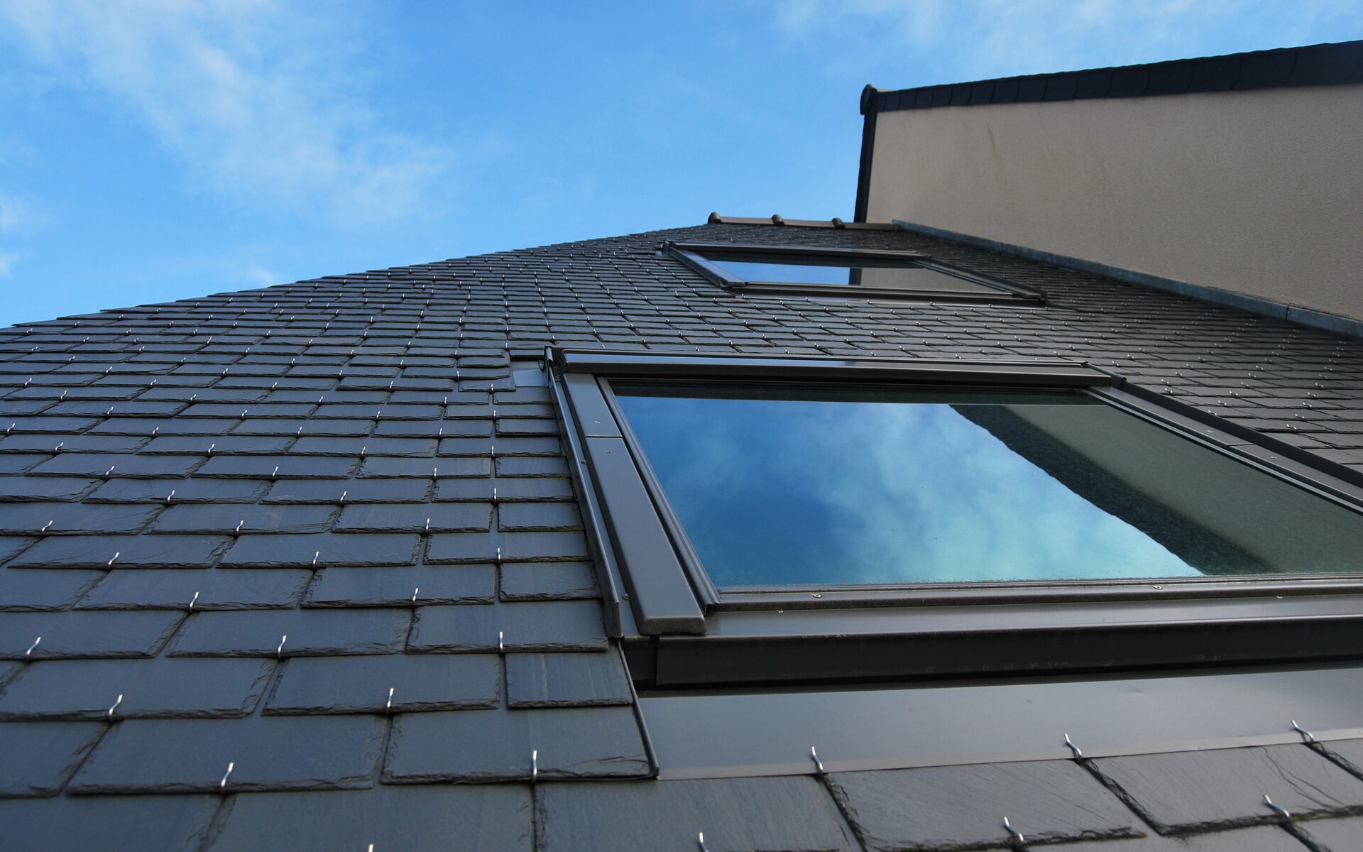 Lucarne et toit en ardoises